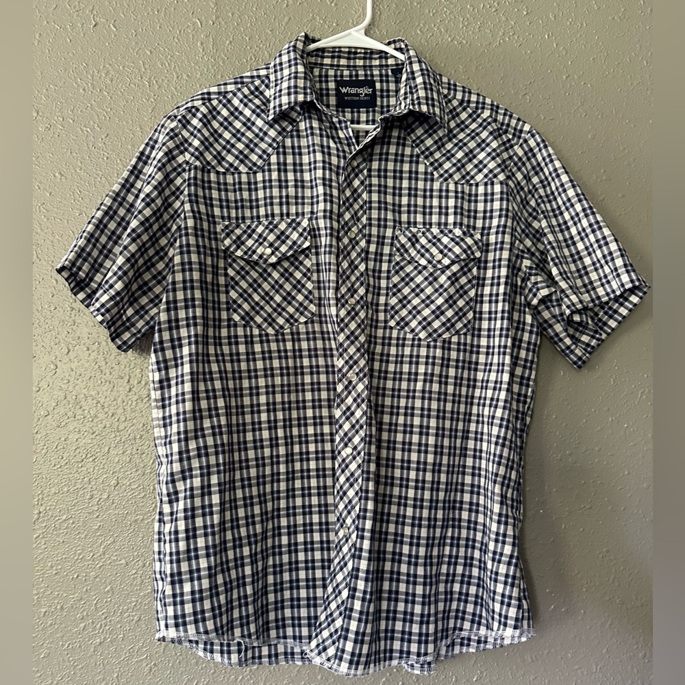 “Men’s Wrangler Long Sleeve Plaid Button-Down Dress Shirt with Pockets Size L”